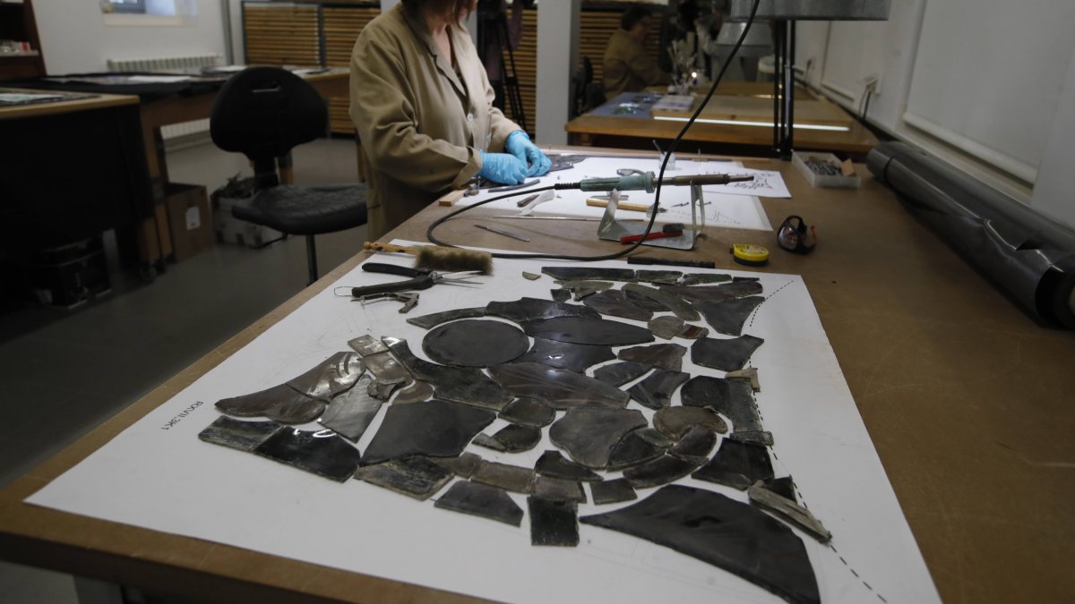 Detalle de la recuperación de una vidriera de la Catedral de León. RAMIRO