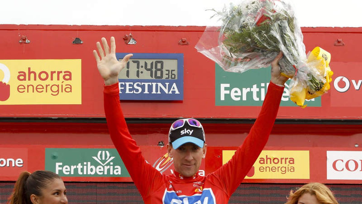 Wiggins, en el podio, con el maillot de líder tras la undécima etapa.