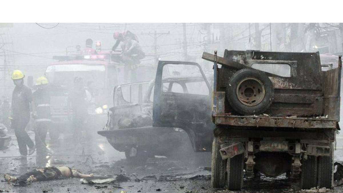 Equipos de emergencia acuden donde tuvo lugar la explosión del artefacto.