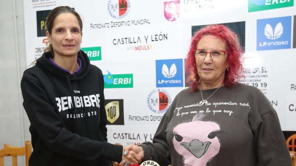 Bea Pacheco en su presentación junto a la presidenta del Pajariel, Amparo Villadangos. L. DE LA MATA