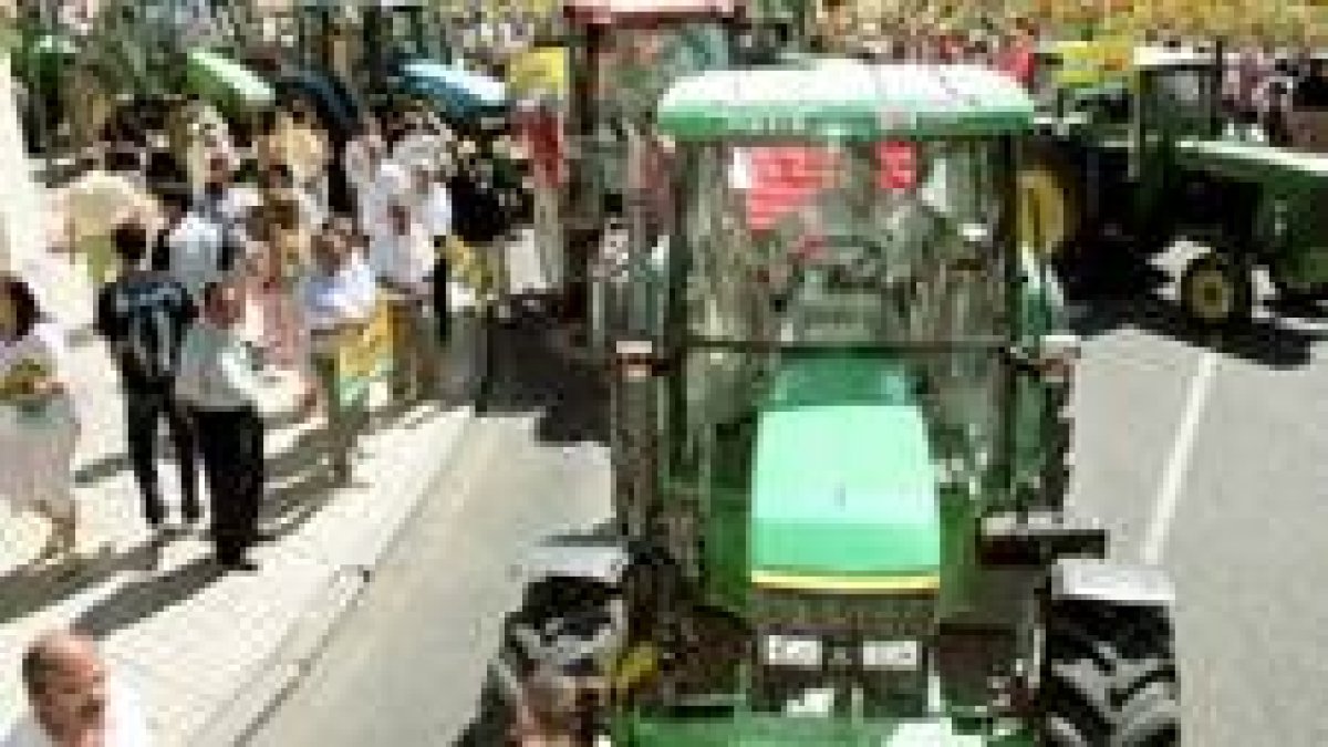 Las tractoradas se sucedieron ayer en Zamora y Salamanca, frente a la manifestación de Valladolid