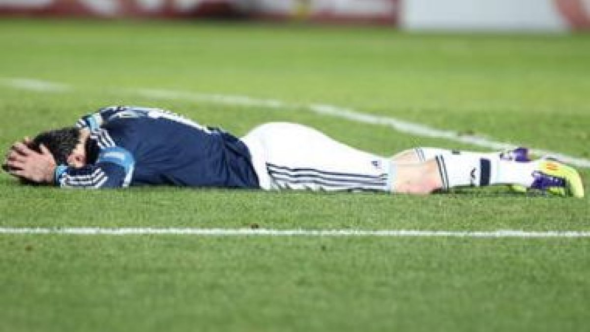 Leo Messi, en el suelo tras caer eliminado en el partido de cuartos ante Uruguay.