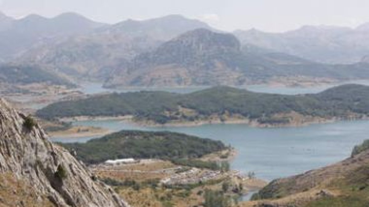 El pantano del Porma, en una imagen de archivo, que en estos momentos tiene más agua embalsada de la
