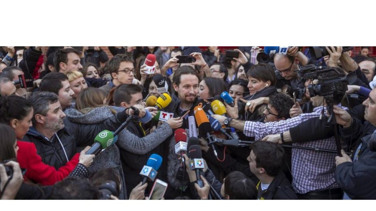 Pablo Iglesias rodedao por peridostas tras votar esta mañana