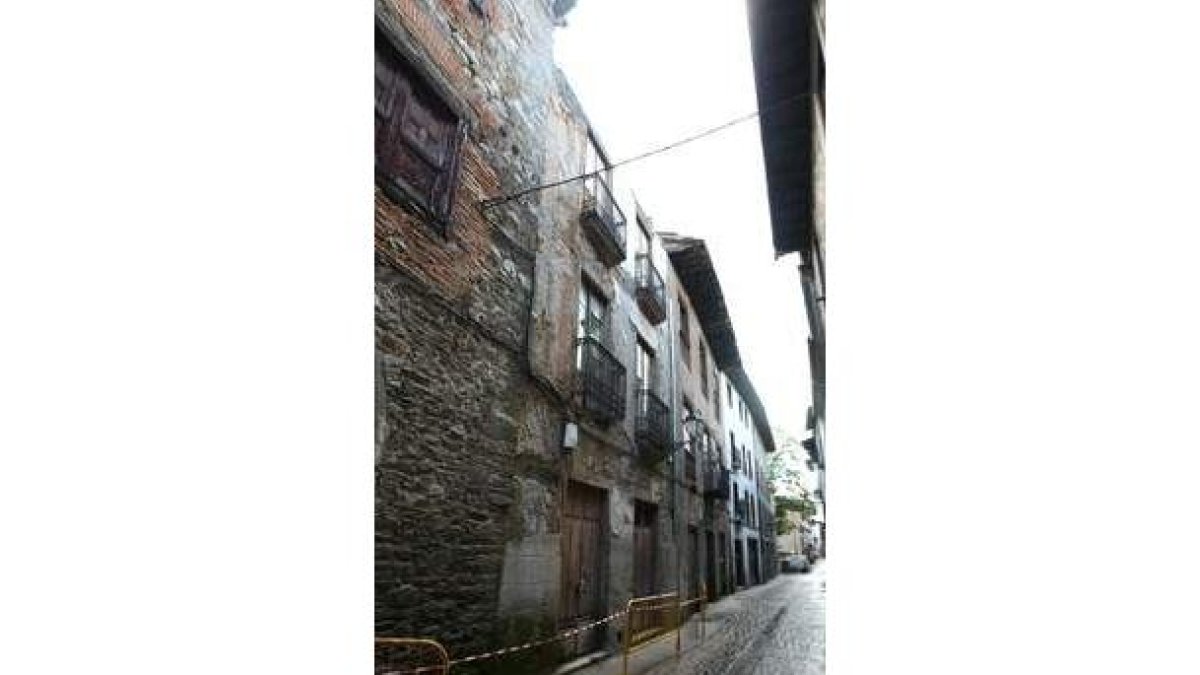 La casona en ruinas linda con la casa de Gil y Carrasco.