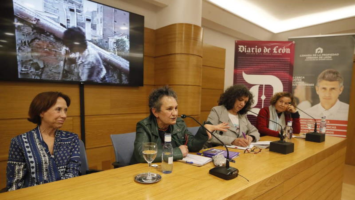 Ana Isabel Zamarriego, María García, Ana Gaitero y Mercedes Rodilla con un vídeo de la fundación de fondo. RAMIRO