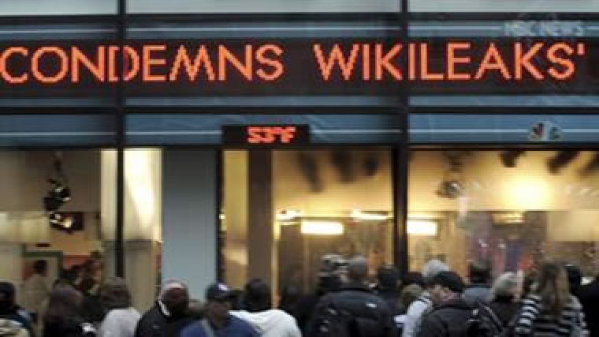 Un rótulo luminoso anuncia reacciones contra la infiltración.