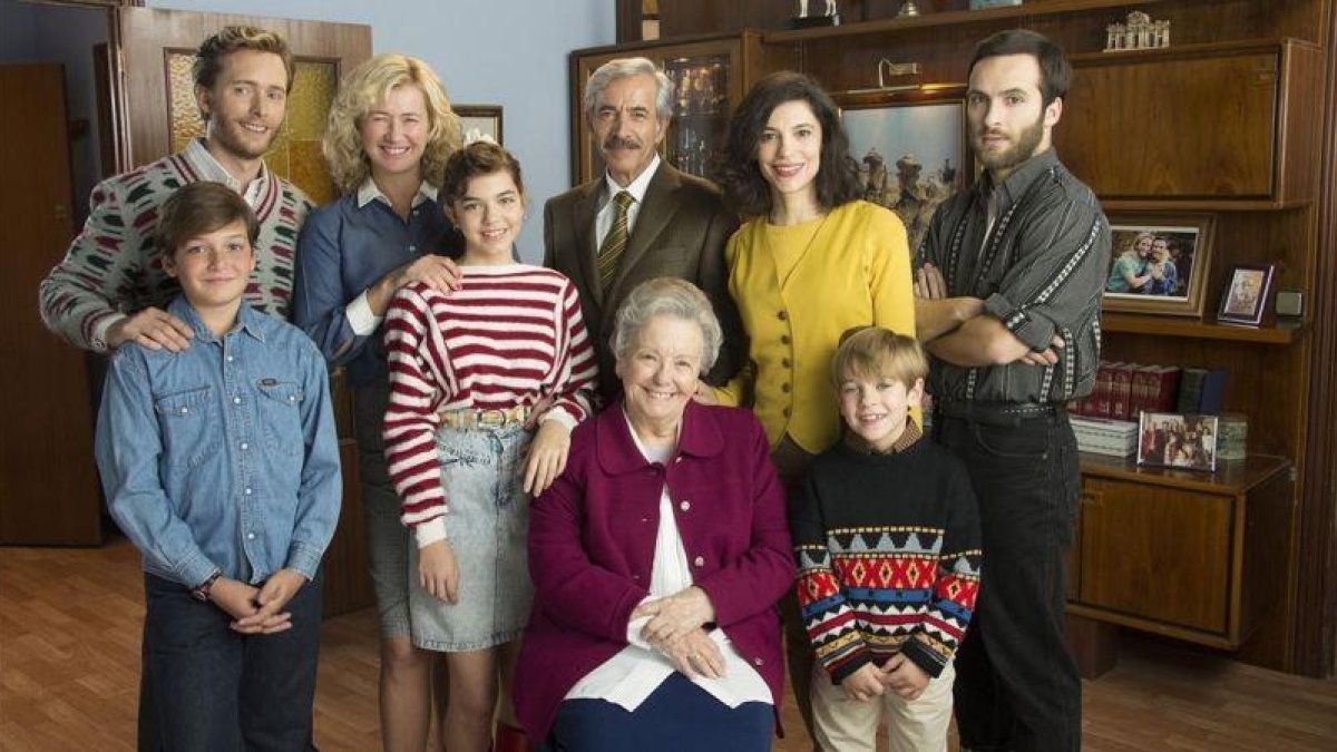 Imagen promocional de los protagonistas de la serie de TVE-1 Cuéntame cómo pasó.