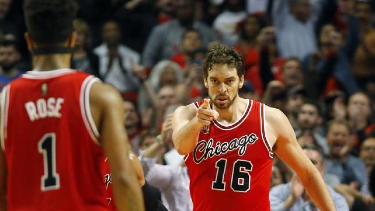 Pau Gasol agradece la asistencia a su compañero Derrick Rose en el duelo ante los Thunders.