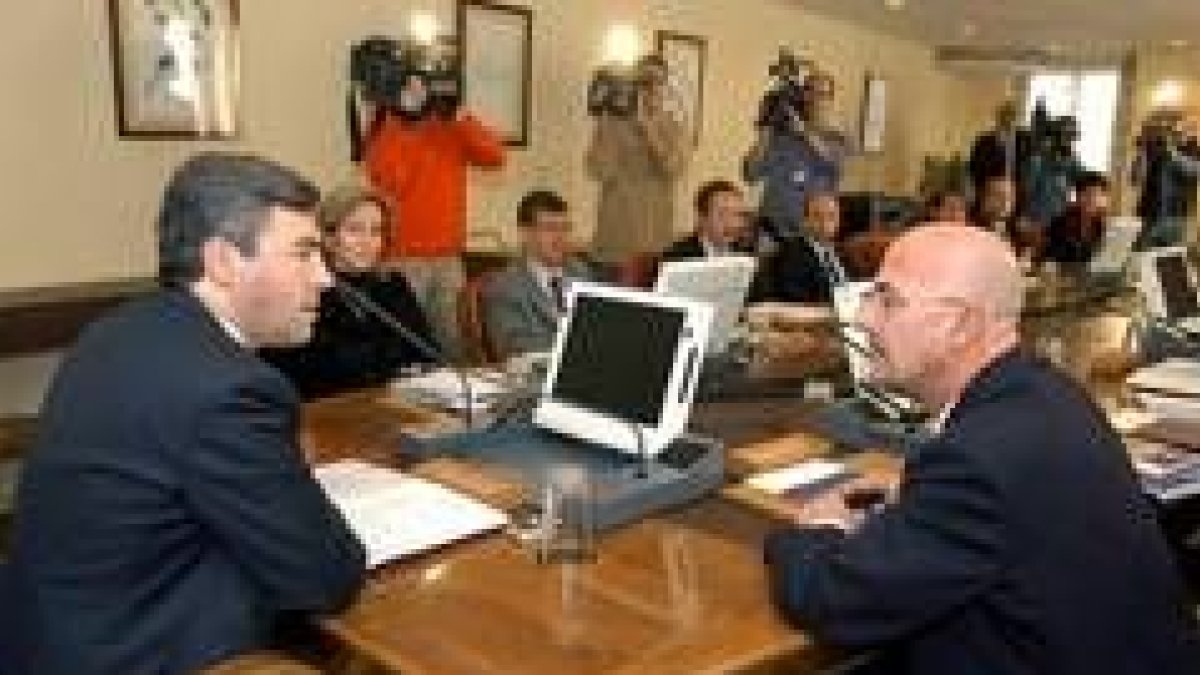 El ministro del Interior, Miguel Acebes, durante la reunión con el foro para el estudio del cannabis