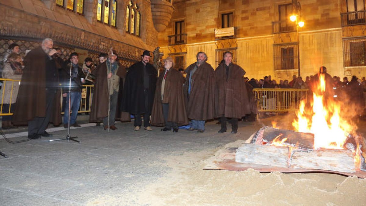 Un momento de la celebración de la hoguera de San Antón que tuvo lugar anoche