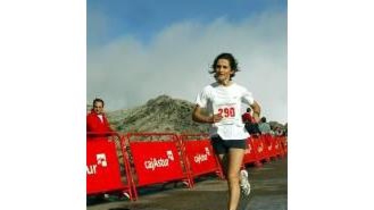 La joven atleta leonesa María Teresa Bardal alcanzó la primera la meta