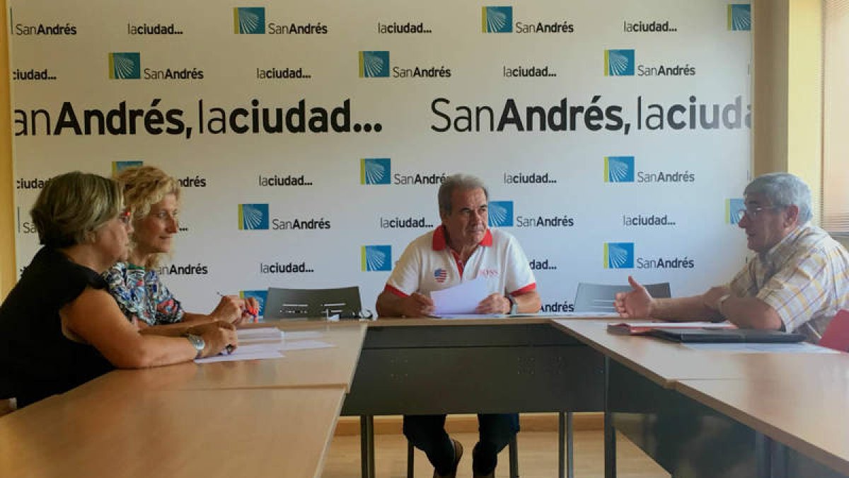 Abel Iglesias se reunió con las Ampas de los tres colegios. DL
