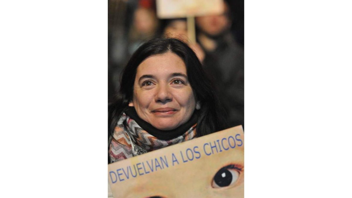 Una mujer, emocionada con la sentencia al ex dictador Videla.