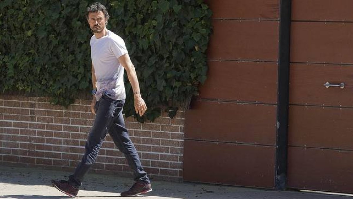 Luis Enrique, minutos antes de reunirse con Zubizarreta en la casa que el técnico tiene en Gavà.