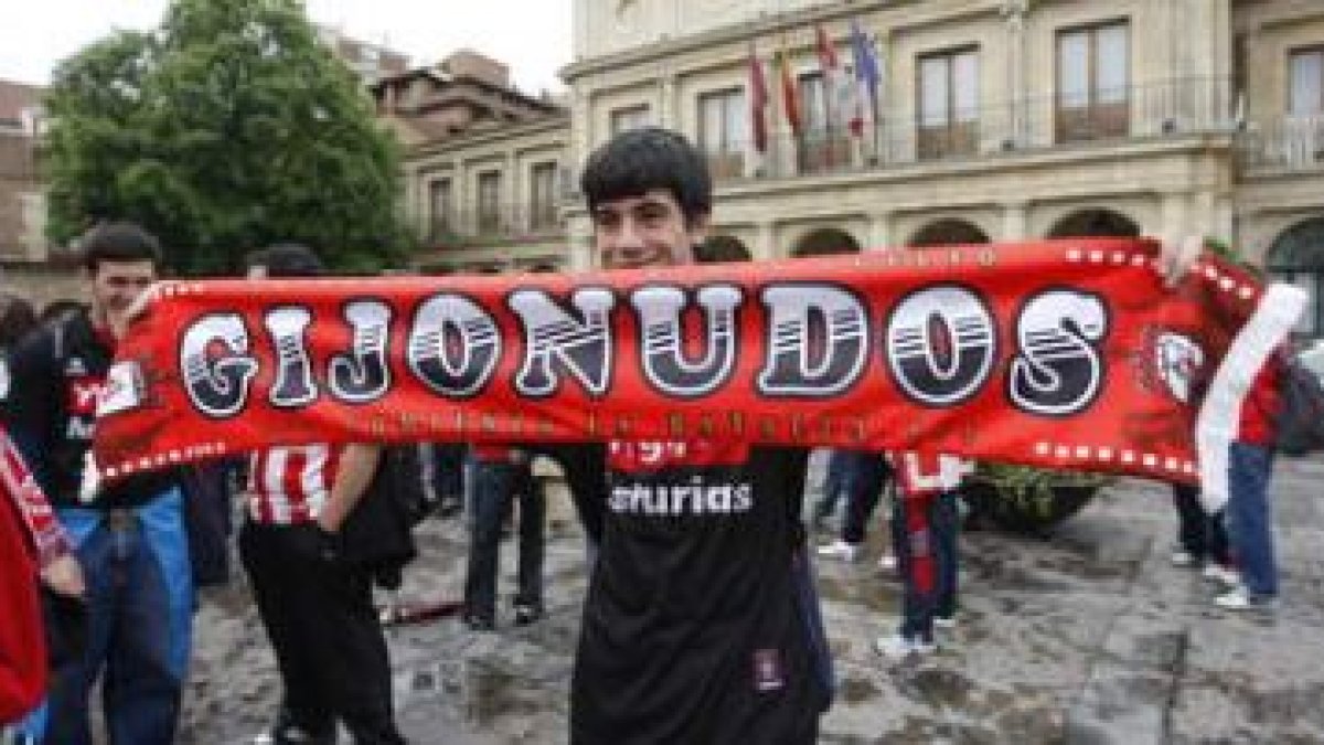 Un aficionado del Sporting muestra una bufanda en la visita a León de la temporada pasada.