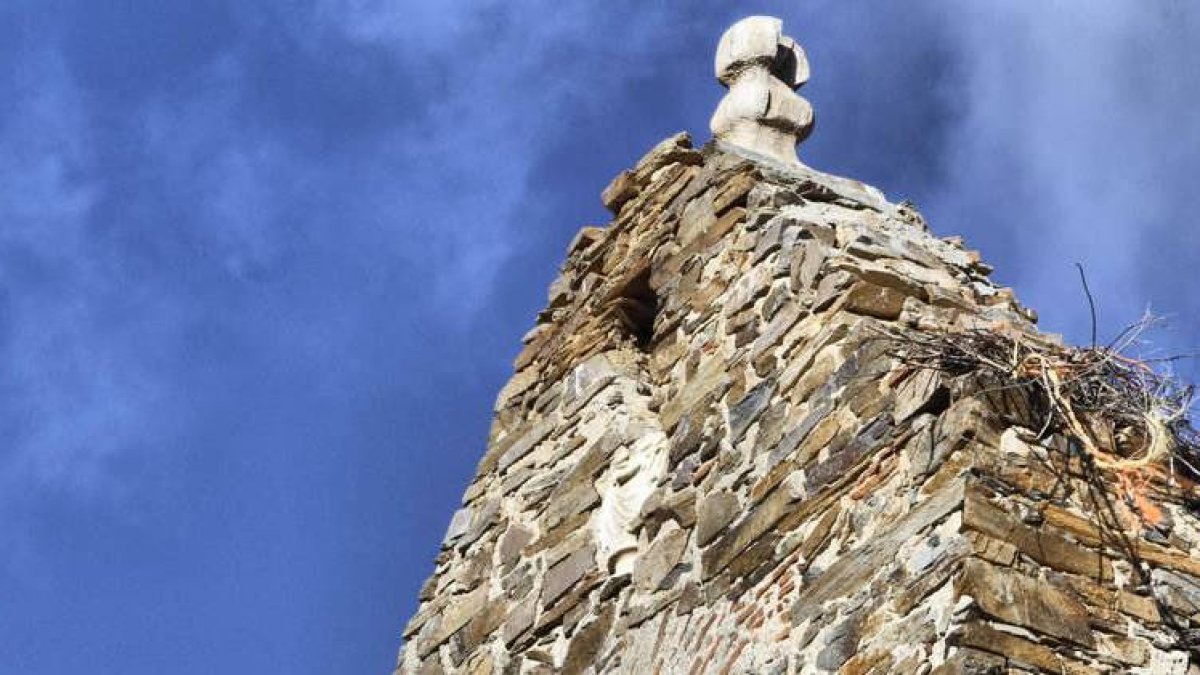 Espadaña de la iglesia de Quintana donde todavía pude verse el torso del emperador.