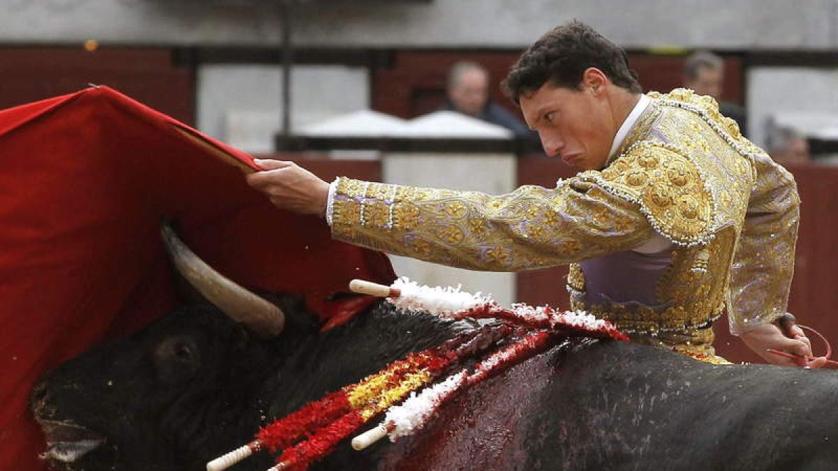 Roberto Blanco, durante la faena a su primer toro.