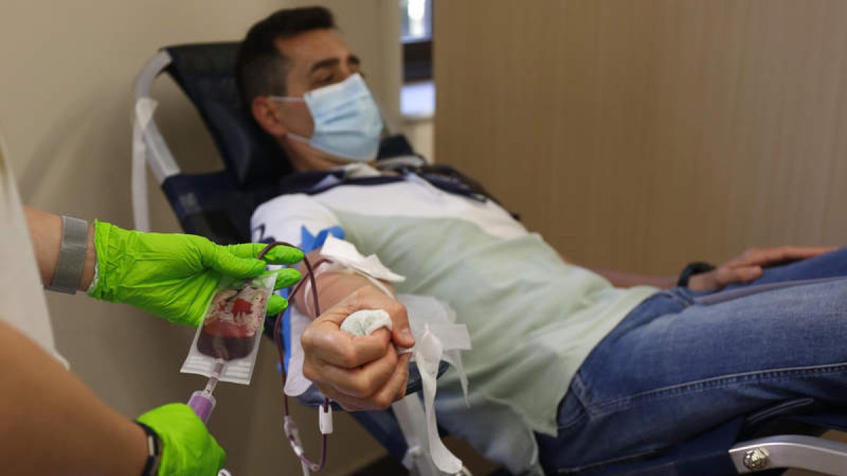 Un donante ayer durante la extracción de su sangre en el recinto habilitado en el chalé de Padre Isla, 57. FERNANDO OTERO