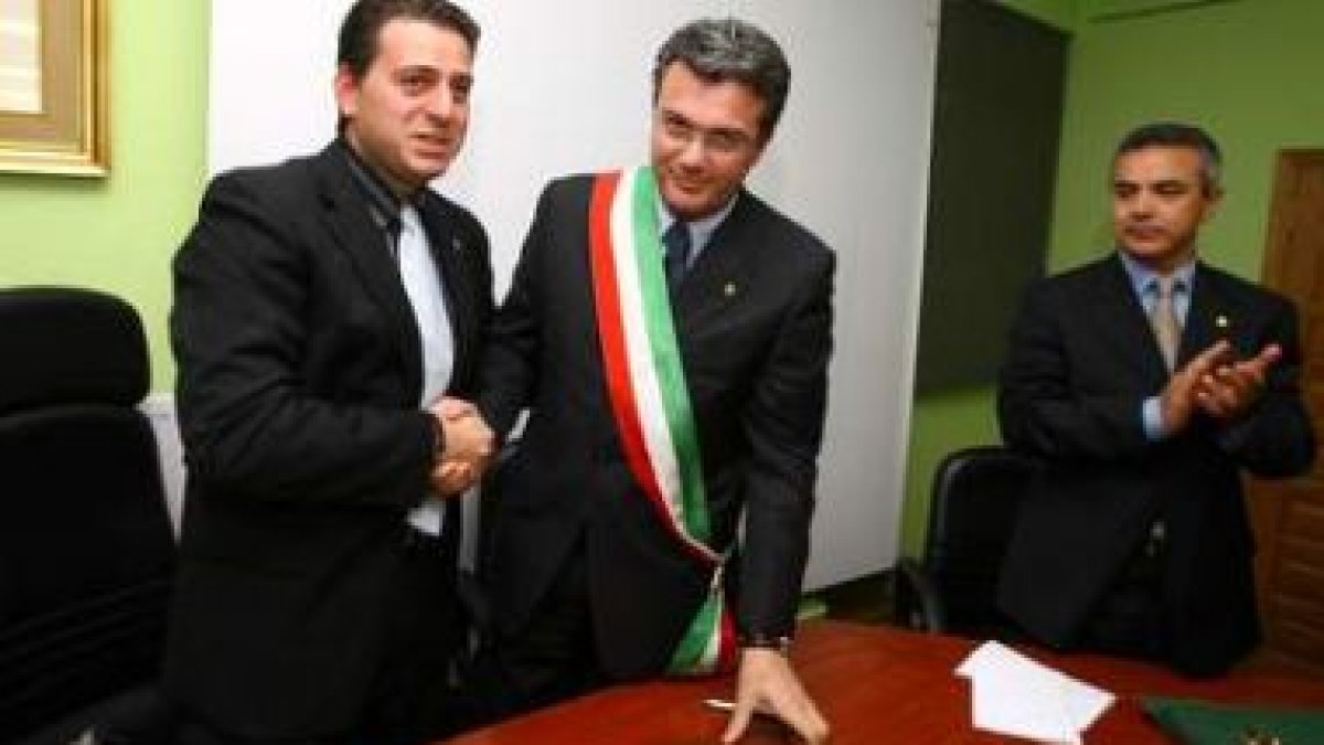 El alcalde de Cacabelos y el de Torano Nuovo durante el acto de hermanamiento.