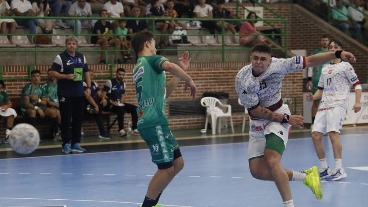 Santista lanza ante la portería rival. El jugador del Abanca Ademar fue el segundo máximo anotador de los leoneses con cinco goles sólo superado por Casqueiro. RAMIRO