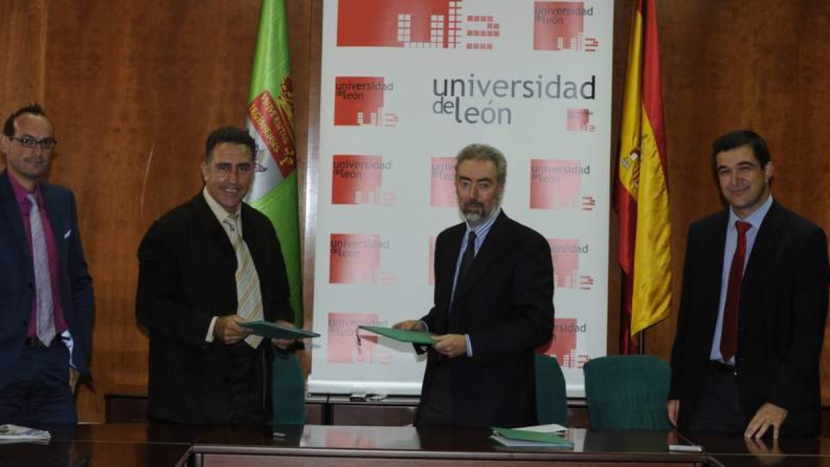 Jorge Calzado, Adolfo López Aguayo, Alberto Villena y Pablo Pastrana tras firmar el convenio.