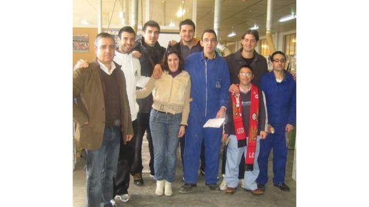 Jugadores y residentes, en un momento de la visita.