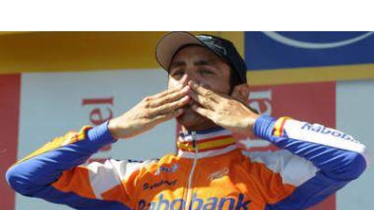 El ciclista español celebra en el podio su victoria en la vigésima etapa del Tour de Francia .