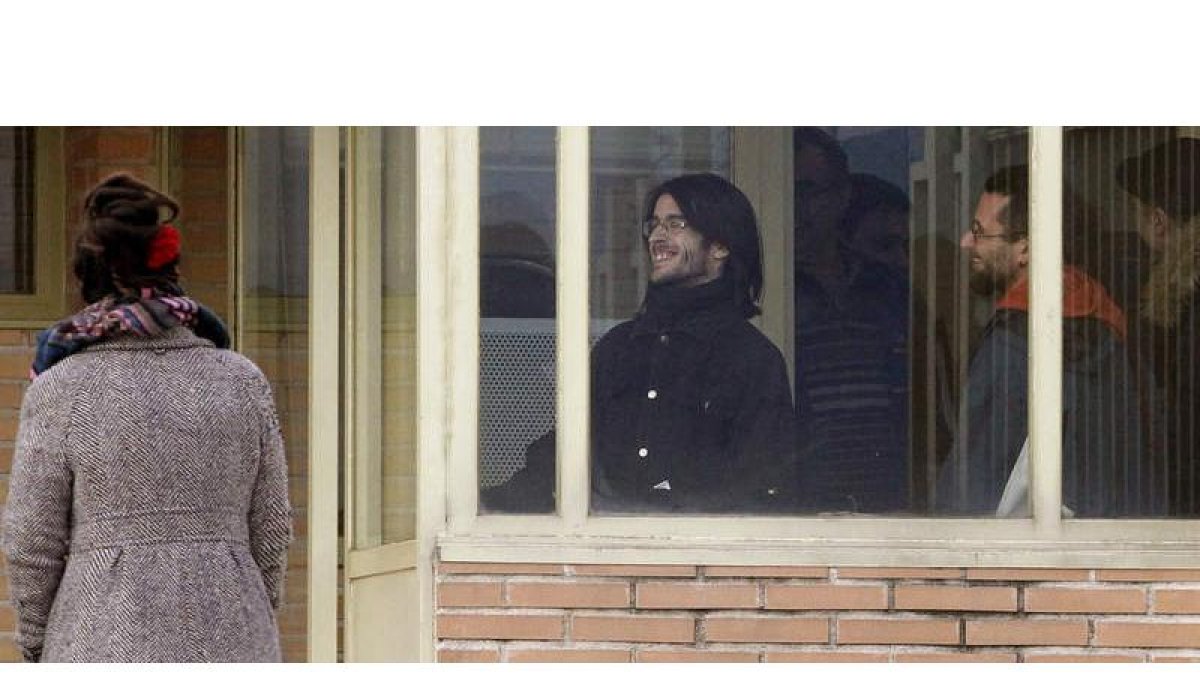 Alfonso Lázaro de la Torre y Raúl García Pérez en el momento de abandonar la cárcel de Soto del Real en Madrid. fernando alvarado