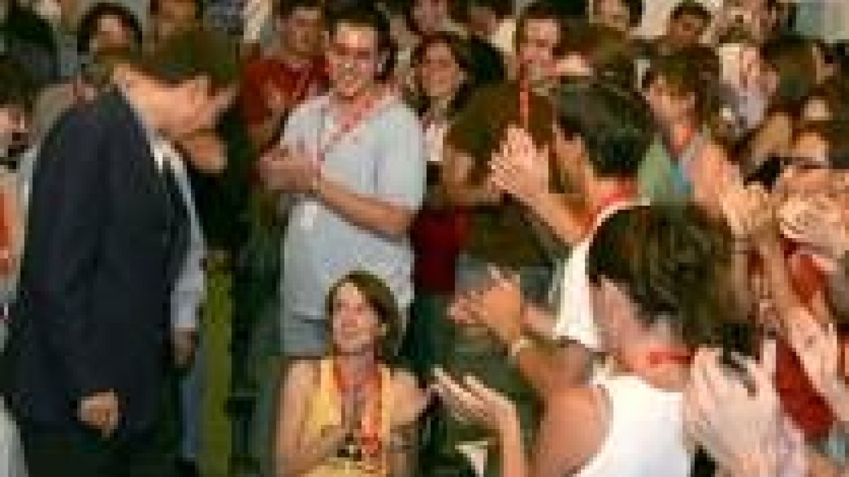 Zapatero conversa con las juventudes socialistas en el acto de ayer