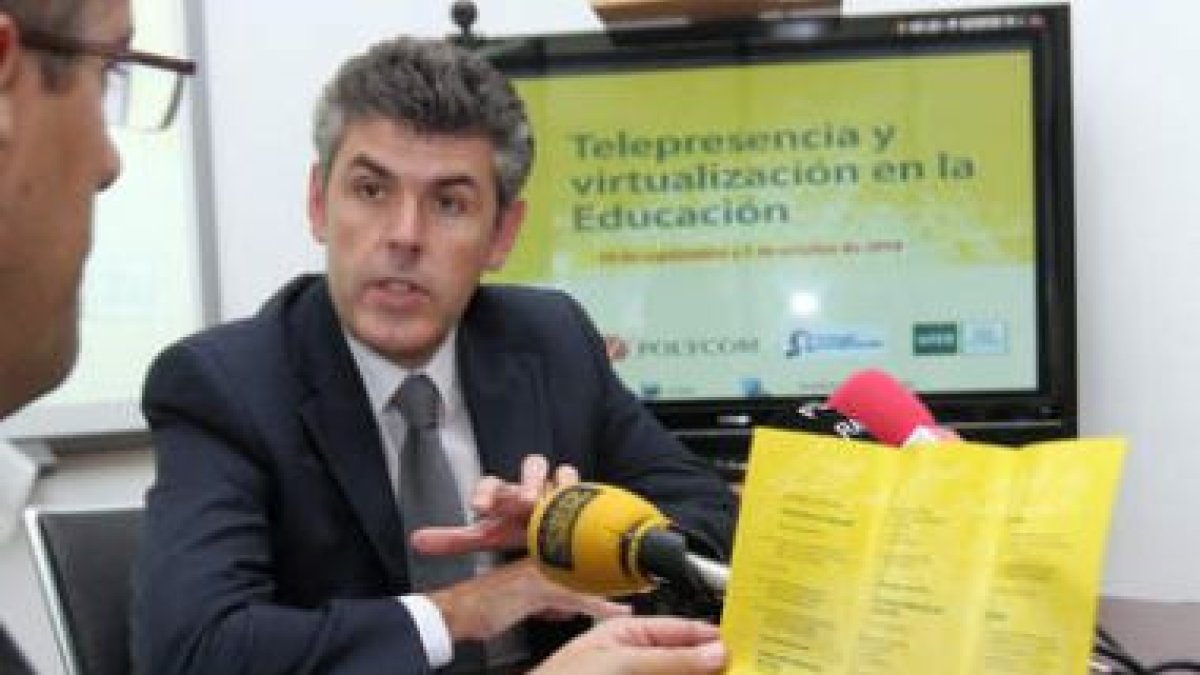 El director del Intecca, Jorge Vega, ayer en la sede de la Uned de Ponferrada.