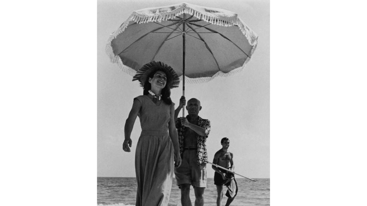 Imagen del artista español Pablo Picasso junto a Françoise Gilot, y al fondo un sobrino de Picasso, Javier Vilato, en la Costa Azul francesa en 1951, obra del legendario fotógrafo de guerra Robert Capa.