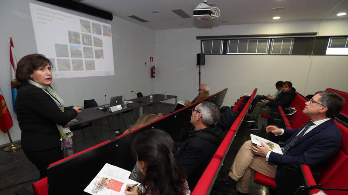 Saiz, sentado en segunda fila, asistió a la jornada sobre movilidad, en la Casa del Parque. ANA F. BARREDO