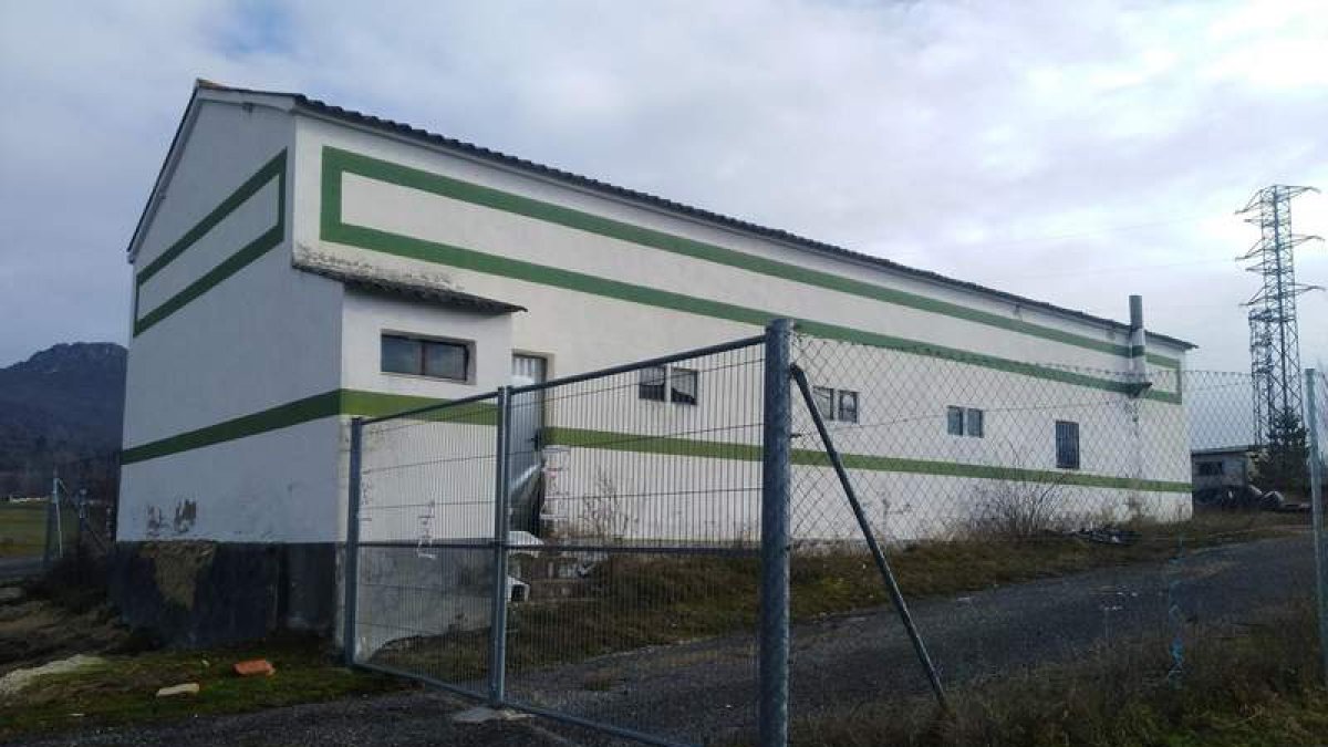 Antiguo edificio que albergará el nuevo punto limpio de Boñar. CAMPOS