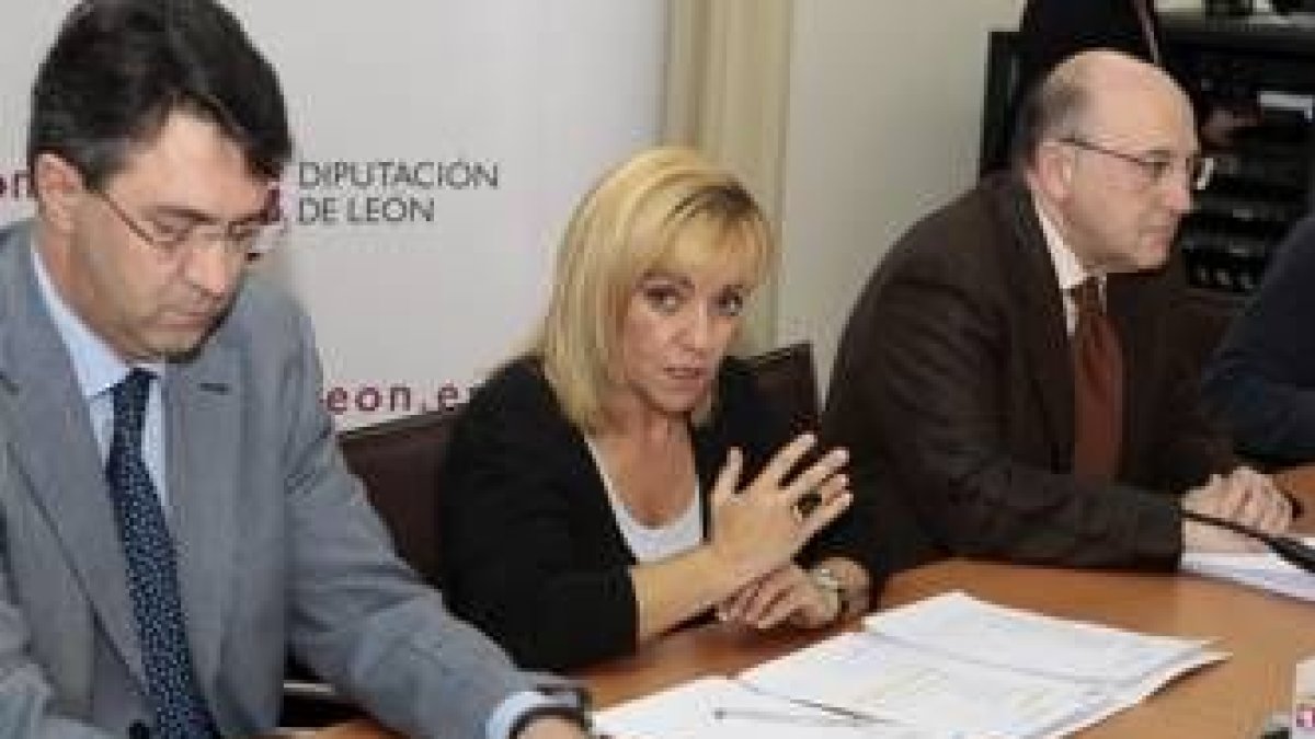 Juan Martínez Majo, Isabel Carrasco y José Antonio Álvarez Canal, en la presentación de la campaña
