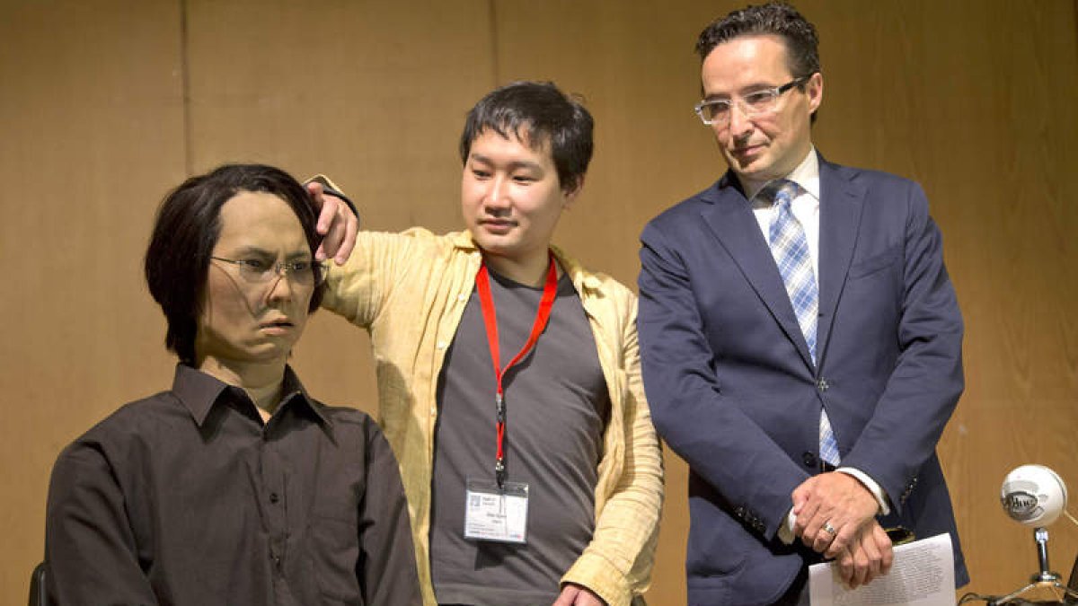 Réplica humanoide elaborada por Ishiguro, en otra reciente visita a Salamanca.