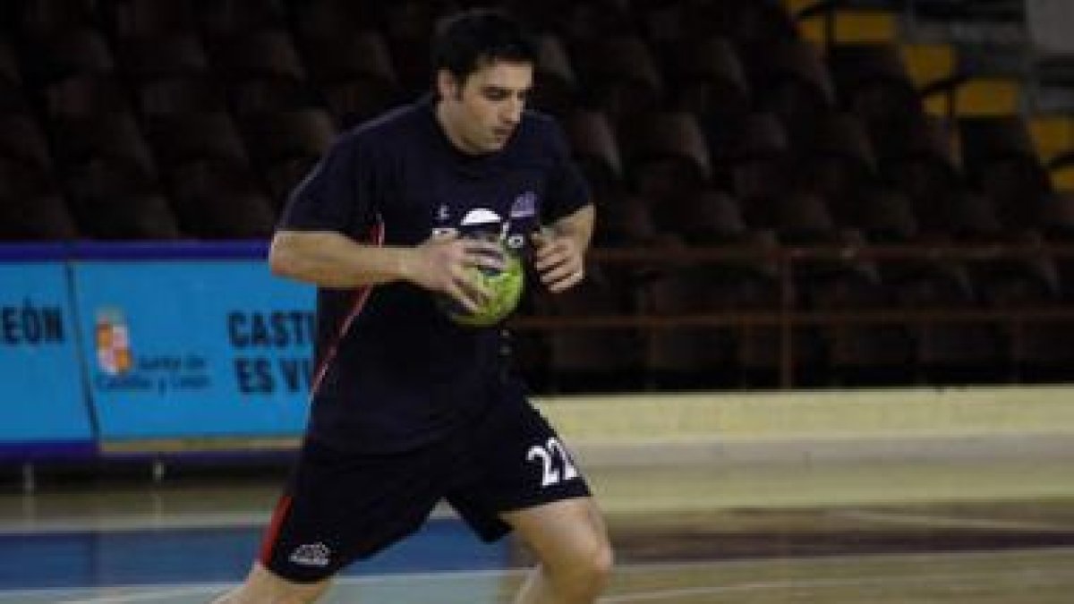 Ruesga ya entrena a buen ritmo en el parqué del Palacio.