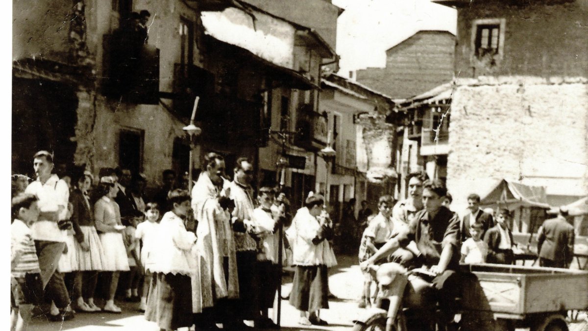 La página de Facebook Fotos Antiguas de Ponferrada y el Bierzo suma ya 14.000 usuarios y casi tres mil imágenes compartidas de la vieja Ciudad del Dólar, un diez por ciento inéditas. La última, una imagen de la procesión de San Cristóbal, con el párroco de la desaparecida ermita de San Pedro bendiciendo a los automovilistas un 10 de julio de uno de los años de la década de los cincuenta o principios de los sesenta.