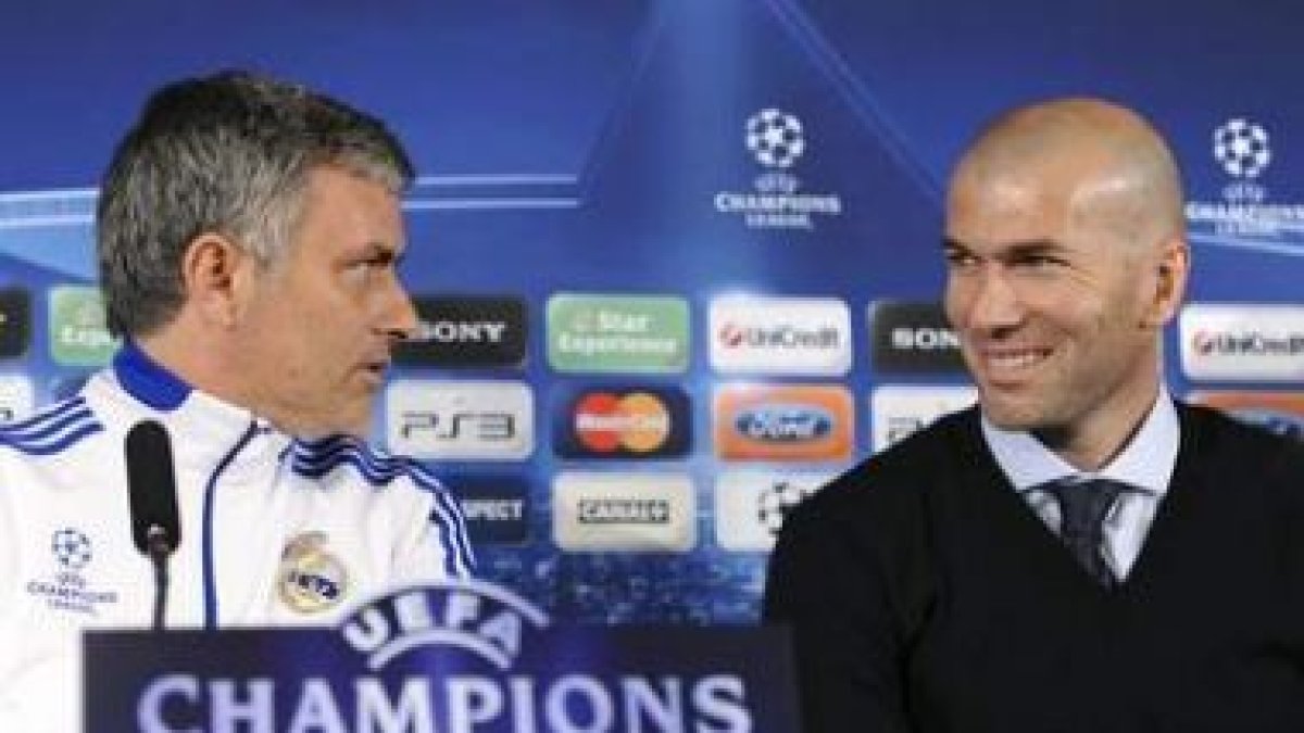 José Mourinho, acompañado por el consejero del presidente del Real Madrid Zinedine Zidane