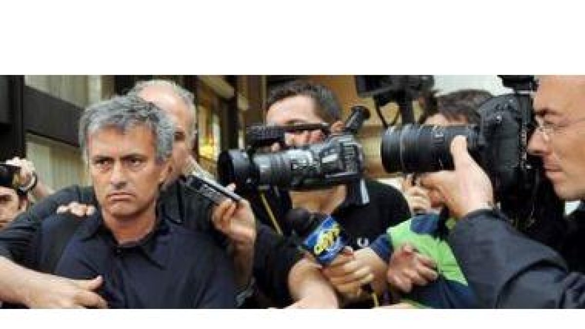 Mourinho, con su gesto característico, como una gran estrella, rodeado de aficionados y periodistas.