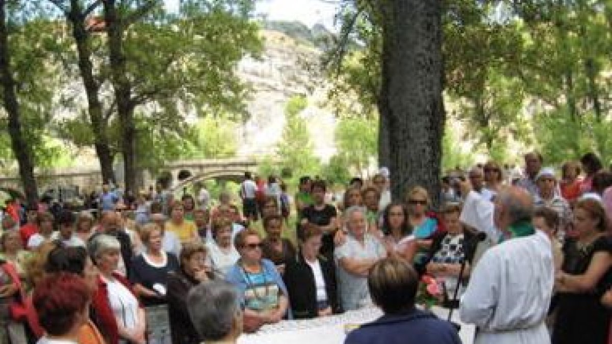Los vecinos asistieron a mediodía a la celebración de una misa campestre en el paraje.