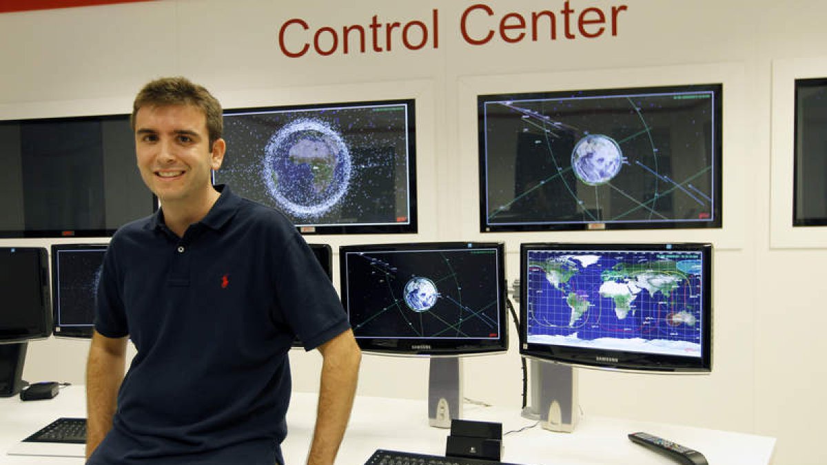 Guillermo Ramos en la sede de GMV y una recreación del satélite Paz.