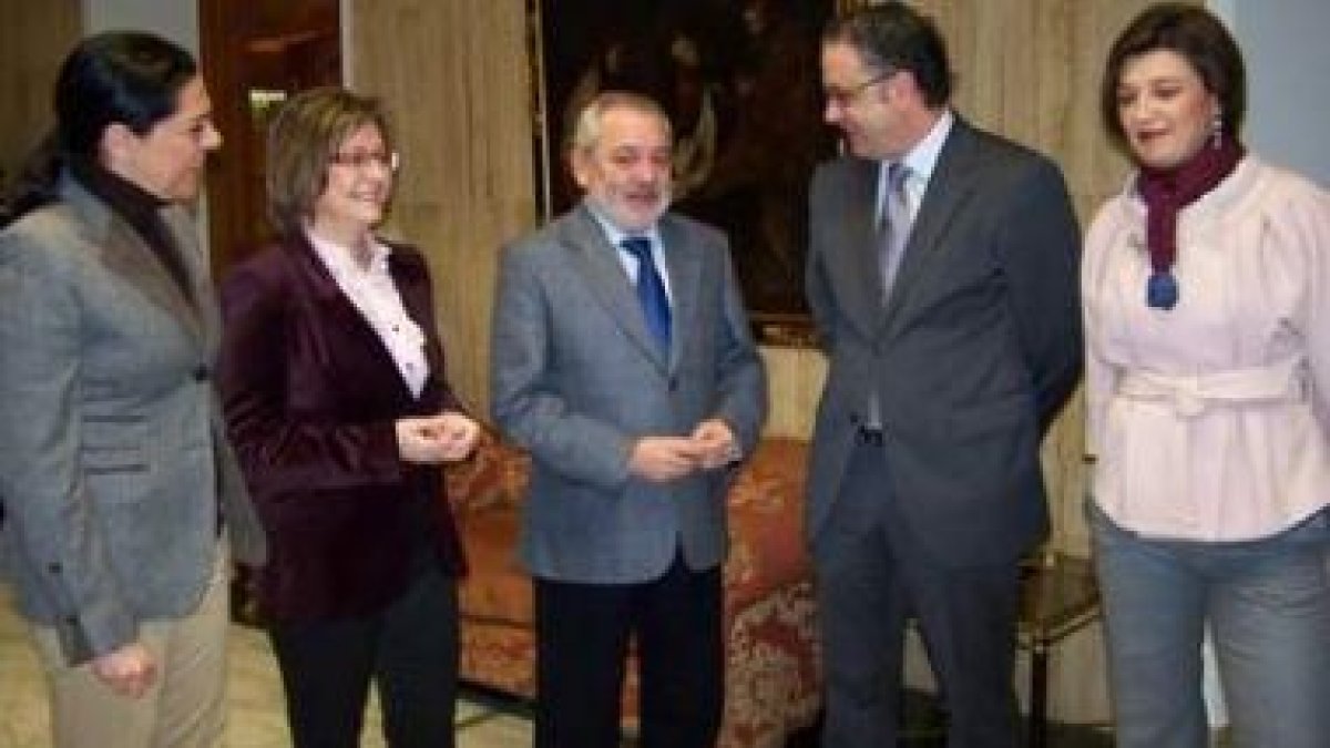 De derecha a izquierda, Travesí, Chamorro, Andrés Ocaña y Evelia Fernández, ayer en Córdoba.