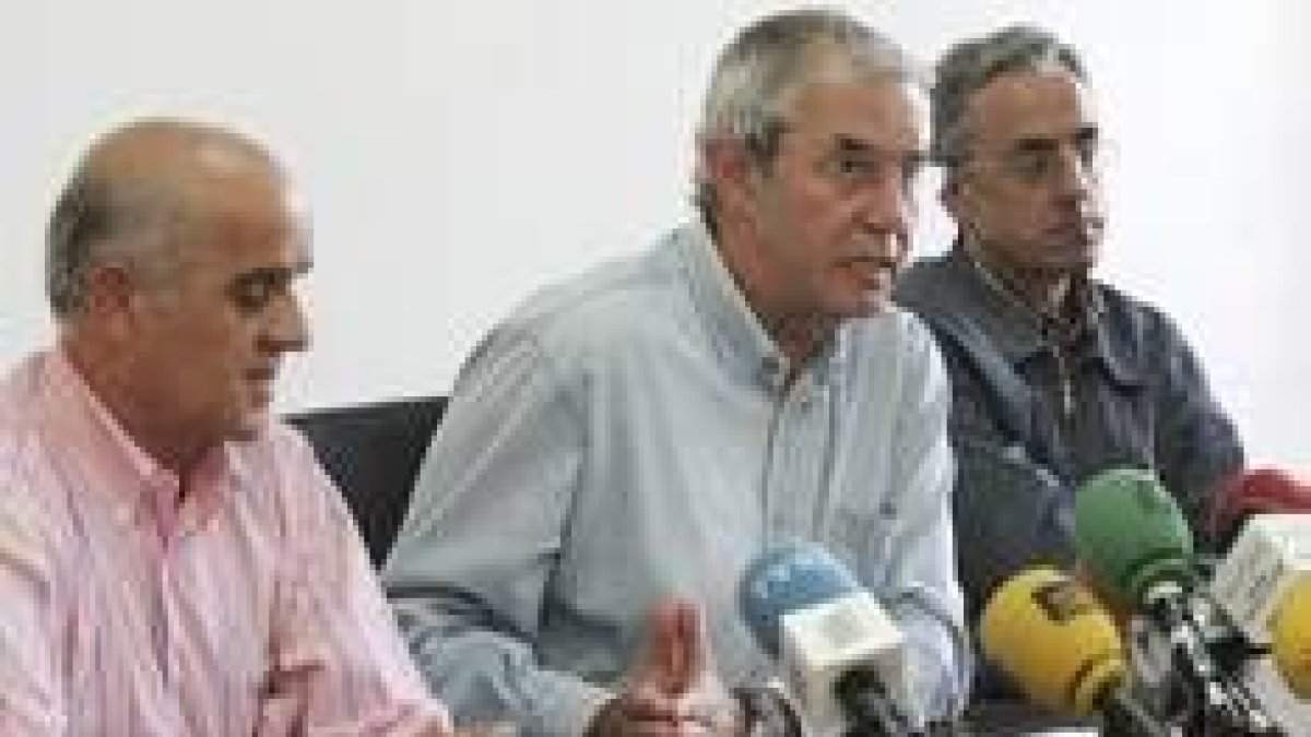 El presidente de la Xunta de Galicia, Emilio Pérez Touriño (c) durante la rueda de prensa de ayer