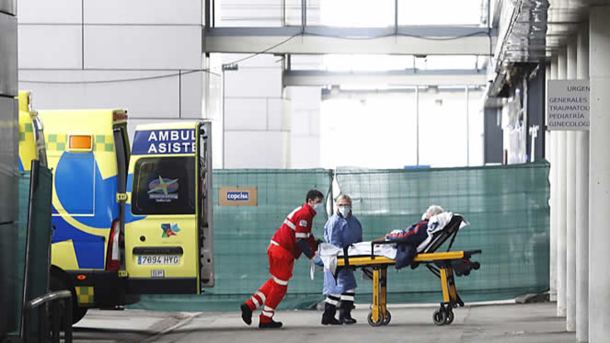 Un trabajador de la Sanidad conduce a un enfermo al área de Urgencias del Hospital de León. MARCIANO PÉREZ