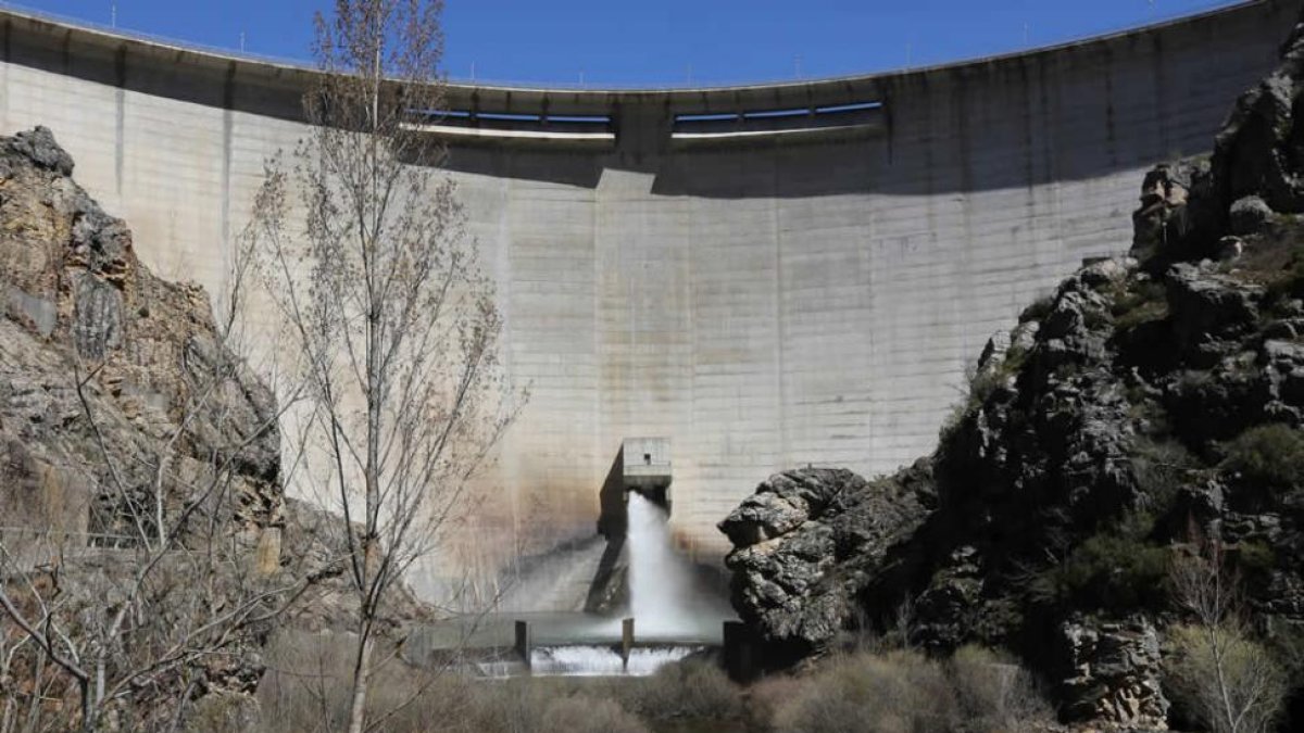 Presa del embalse de Riaño, situada en Las Salas. CAMPOS