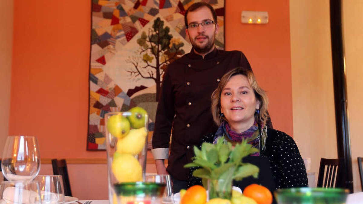 Luis Antonio Llanos y Araceli Torío en el comedor de su restaurante, Casa de la Morena, en Lorenzana.
