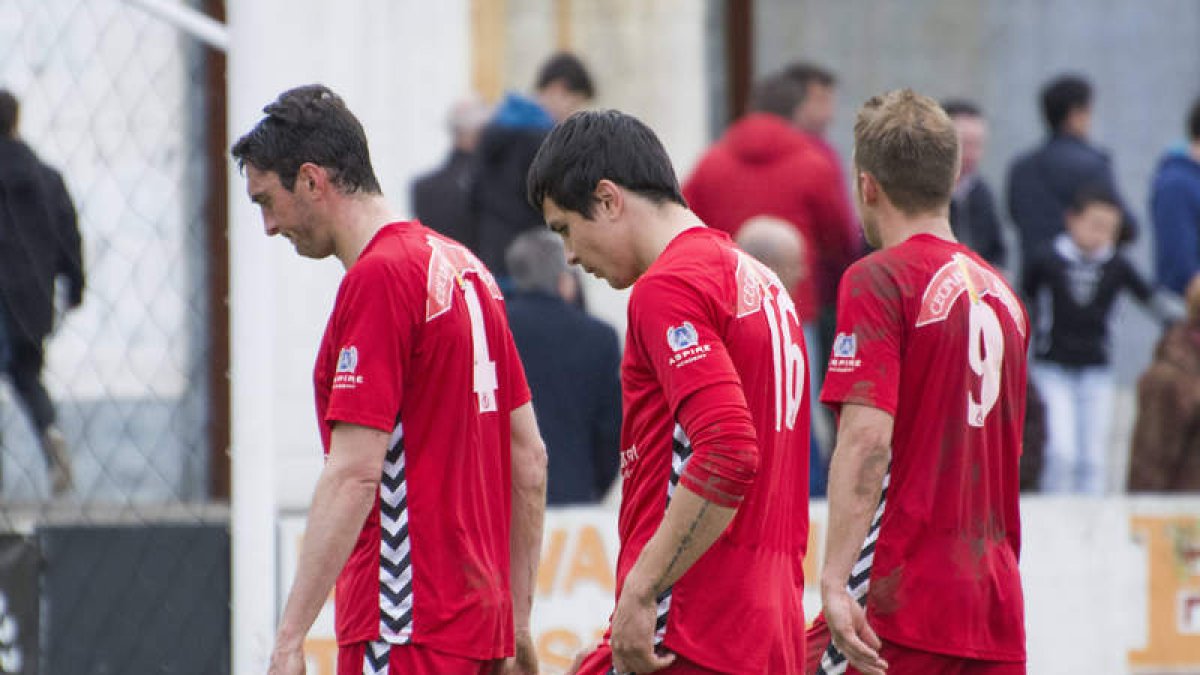 Juan Bardal, Javi Orodea e Isaac Aketxe se retiran cabizbajos al final del encuentro.