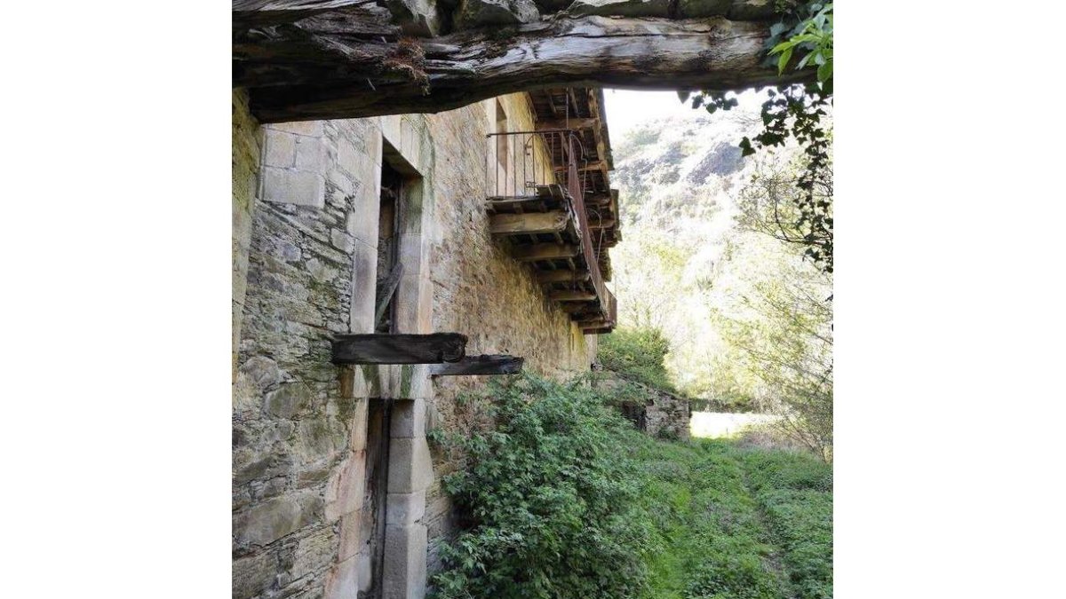 La Ferrería de Serviz, construida en el municipio de Barjas por el empresario ponferradino Nemesio Fernández para producir carbón vegetal con autorización del concejo del pueblo, funcionó hasta el año 1892. Durante el siglo XX, el complejo acogió una vivienda que finalmente fue abandonada hace una década, momento en que se aceleró su deterioro. DL