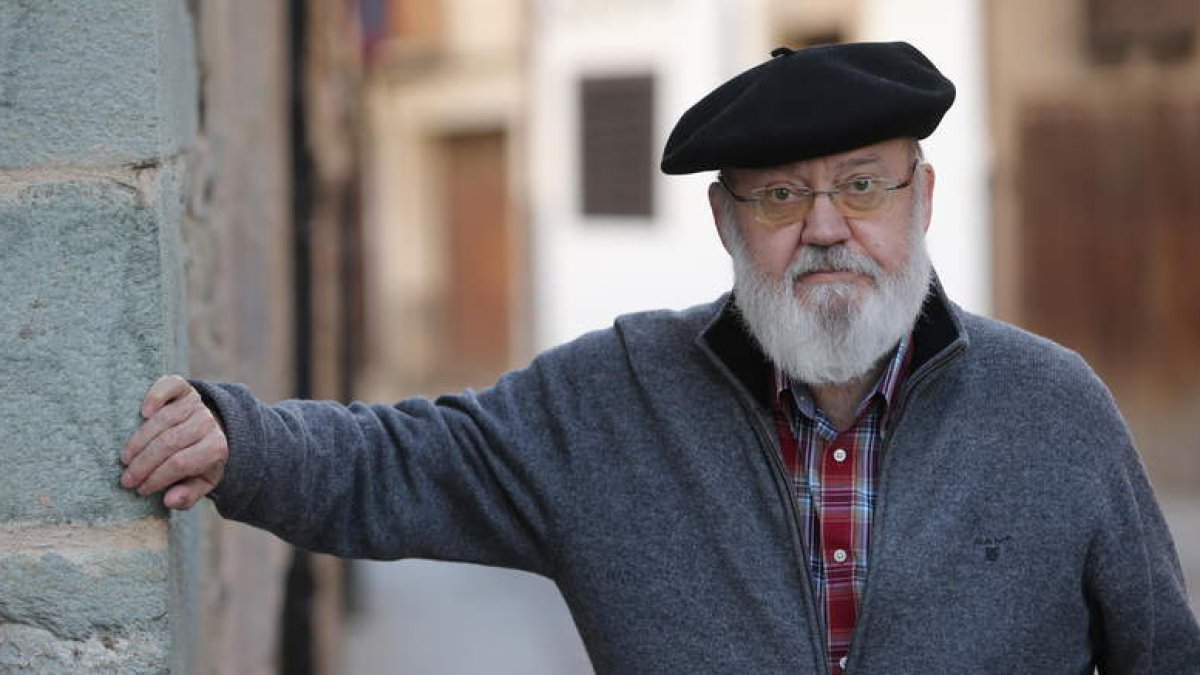José Luis Cuerda, autor del libro ‘Me noto muy cambiá’, durante una visita a Villafranca del Bierzo